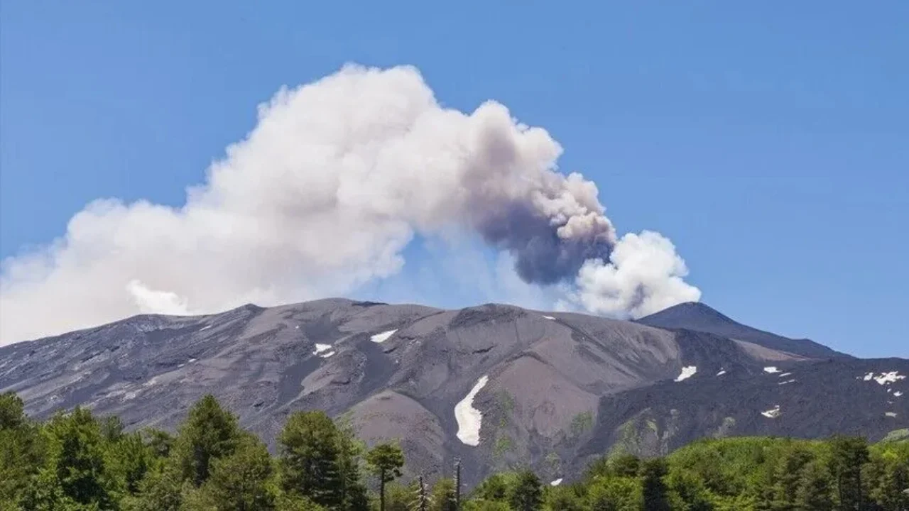 Etna Yanardağı kül püskürttü: Katanya Havalimanı’nda uçuşlar durduruldu