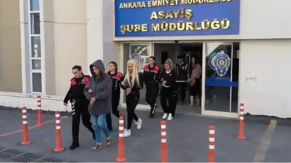 ‘Müstehcen paylaşım’ iddiası: Şarkıcı Tuğba Ekinci’nin de aralarında olduğu 5 kişi gözaltına alındı