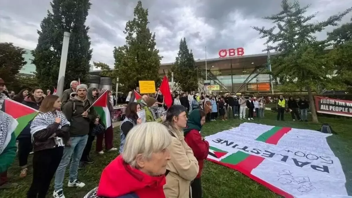 Avusturya-İsrail maçında Gazze protestosu: ‘Soykırımı durdurun’