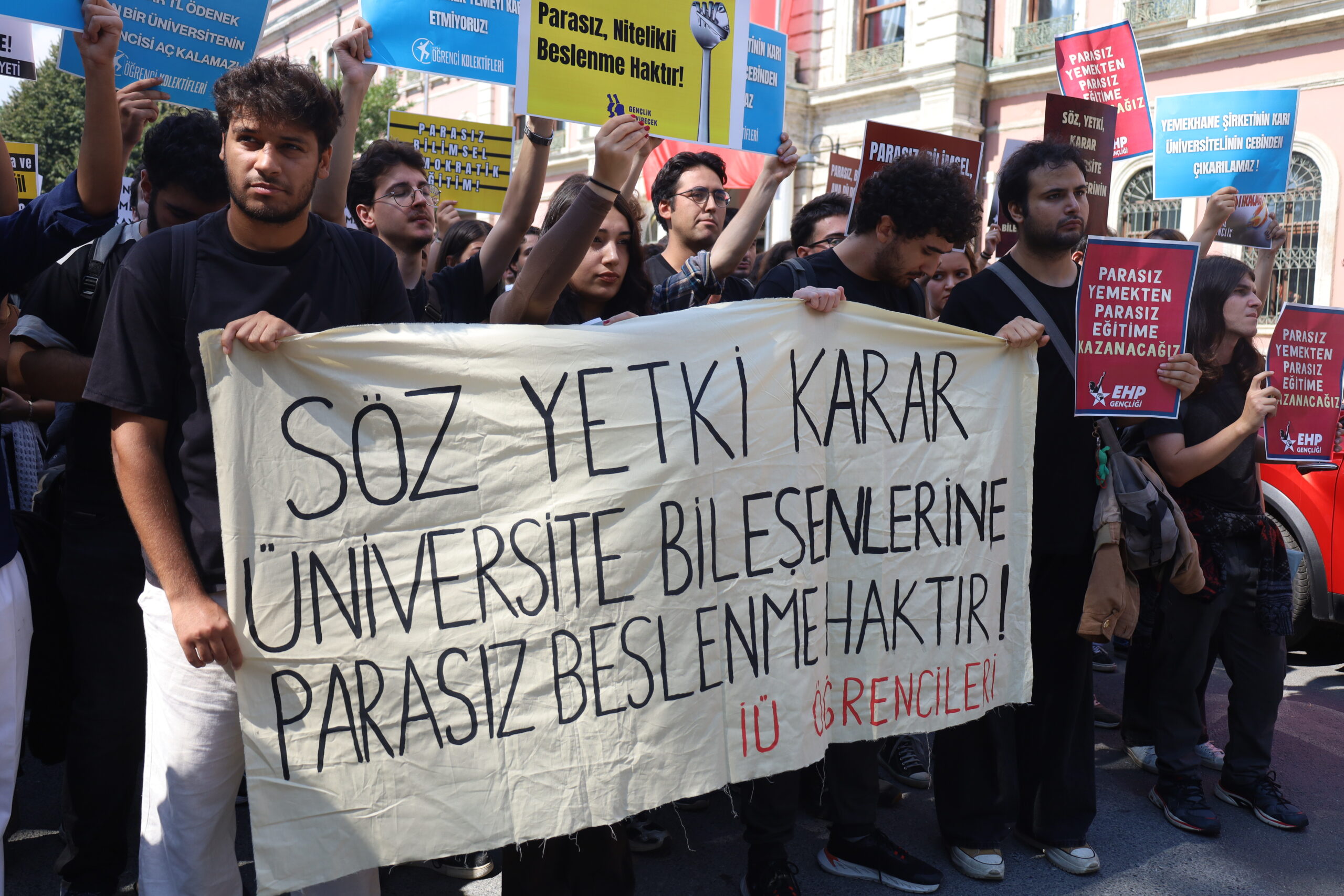 İstanbul Üniversitesi’nde yemek zammı protestosu: ‘Sermayeye değil öğrenciye bütçe istiyoruz’