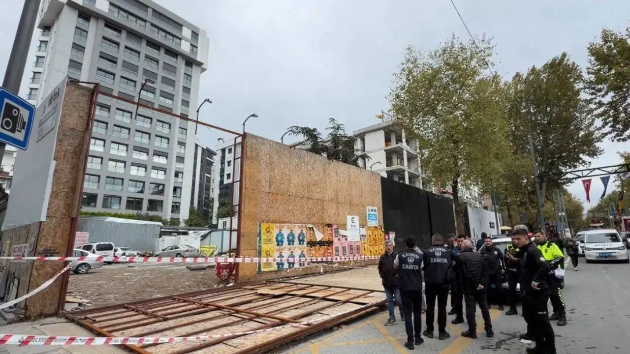 Kadıköy’de inşaat kaplaması yayaların üzerine devrildi: İki yaralı