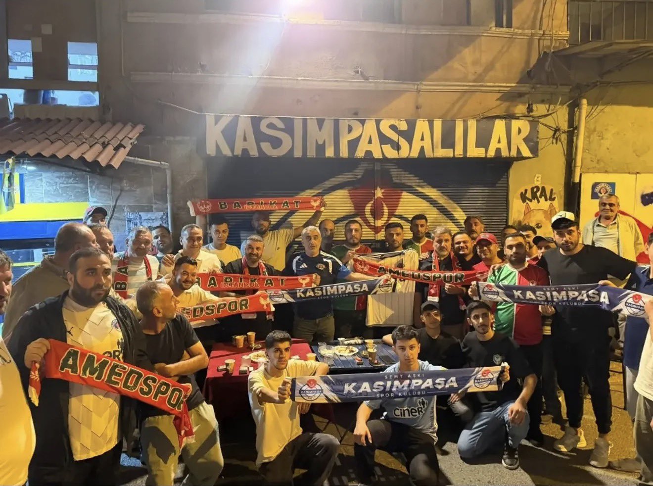 Kasımpaşa ve Amedspor taraftarlarından dostluk mesajı