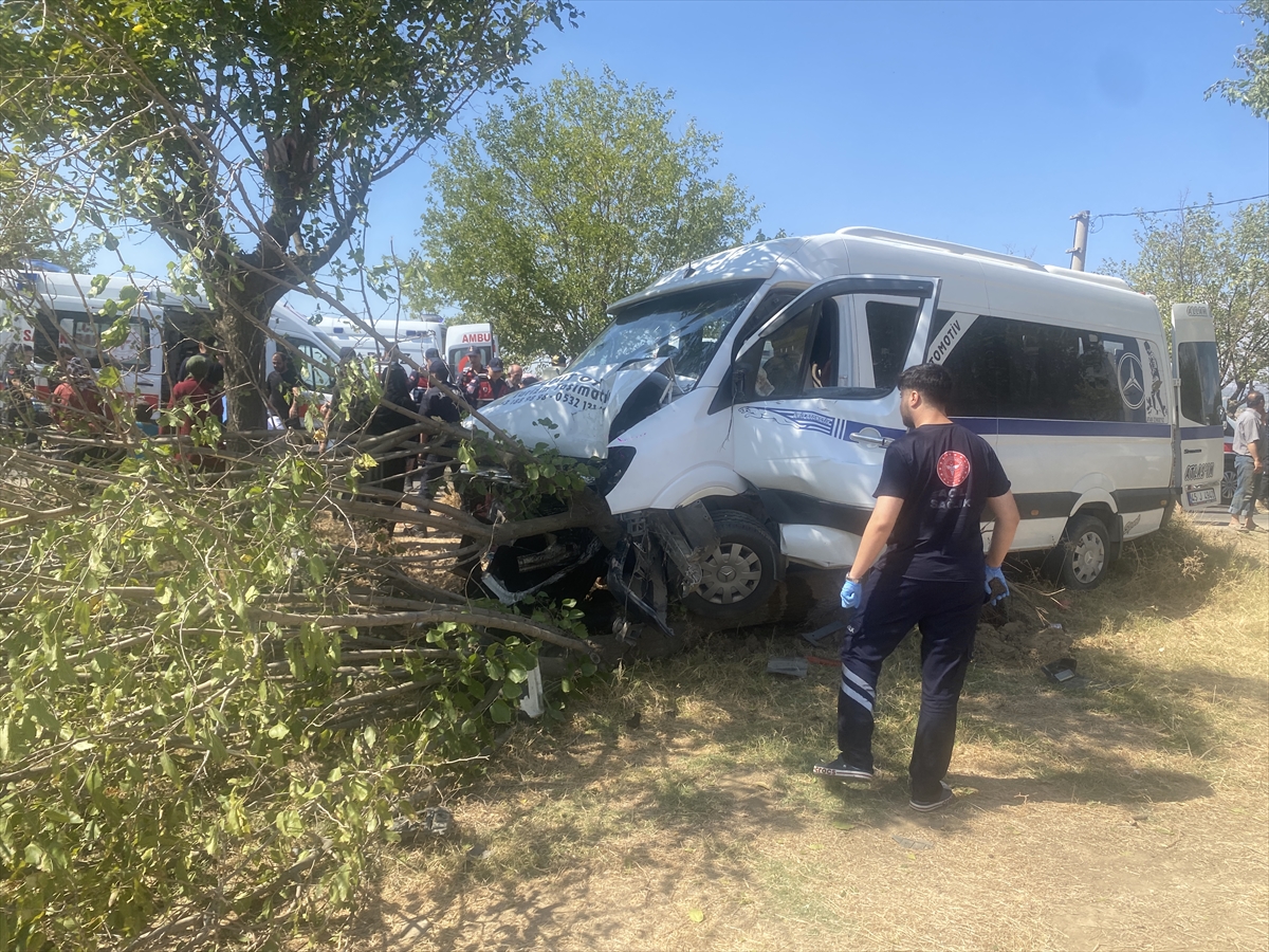 Manisa’da işçileri taşıyan servis minibüsü ağaca çarptı: 14 kişi yaralandı