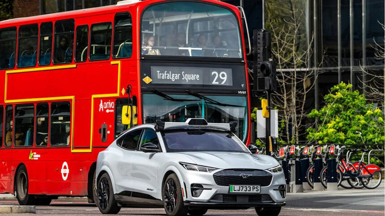 Londra’da sürücüsüz taksi hizmeti başladı