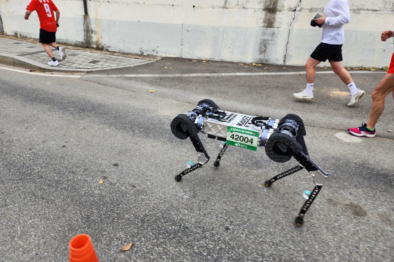 Maraton koşan ilk robotun başarısının ardında ne var? Araştırmacılar açıkladı