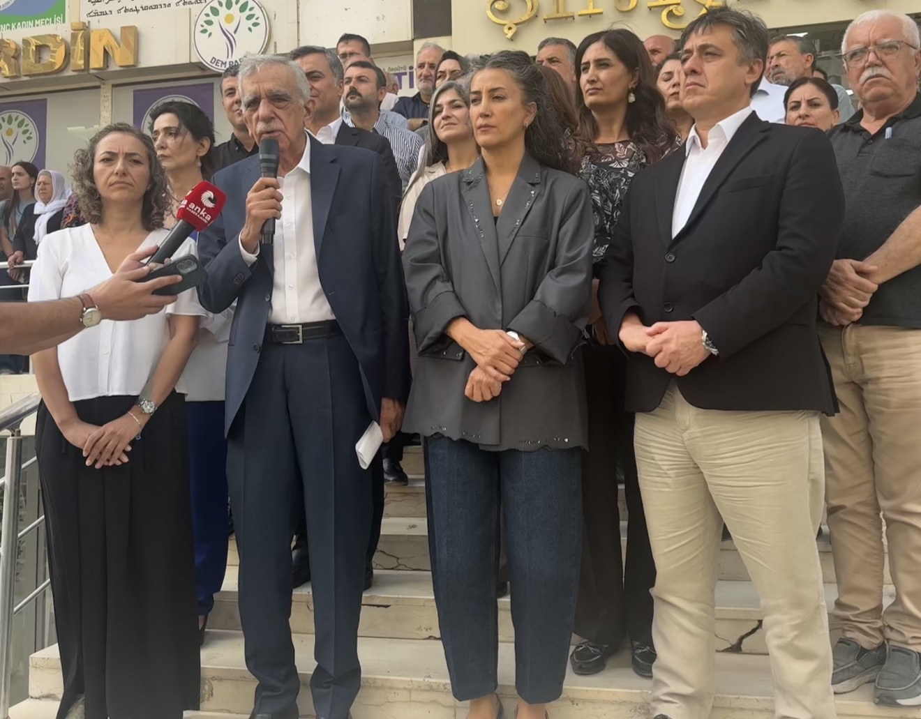 Yerlerine kayyım atanan eşbaşkanlar bir araya geldi | Ahmet Türk: ‘Sürecin kalıcı barışa dönmesi için hukuki zemin hazırlanmalı2