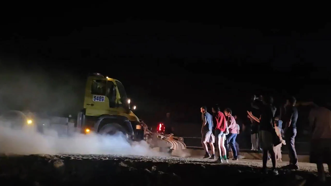 ODTÜ’lülerin Bilkent-İncek yolu nöbeti sürüyor: Öğrencilerin üzerine belediye aracı sürüldü