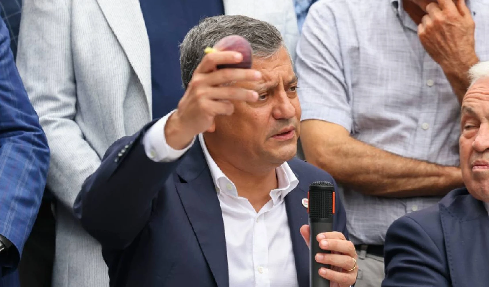 Özgür Özel’den Bursa’da çiftçi ziyareti: ‘Bir kasa incir bir litre benzin almıyor’