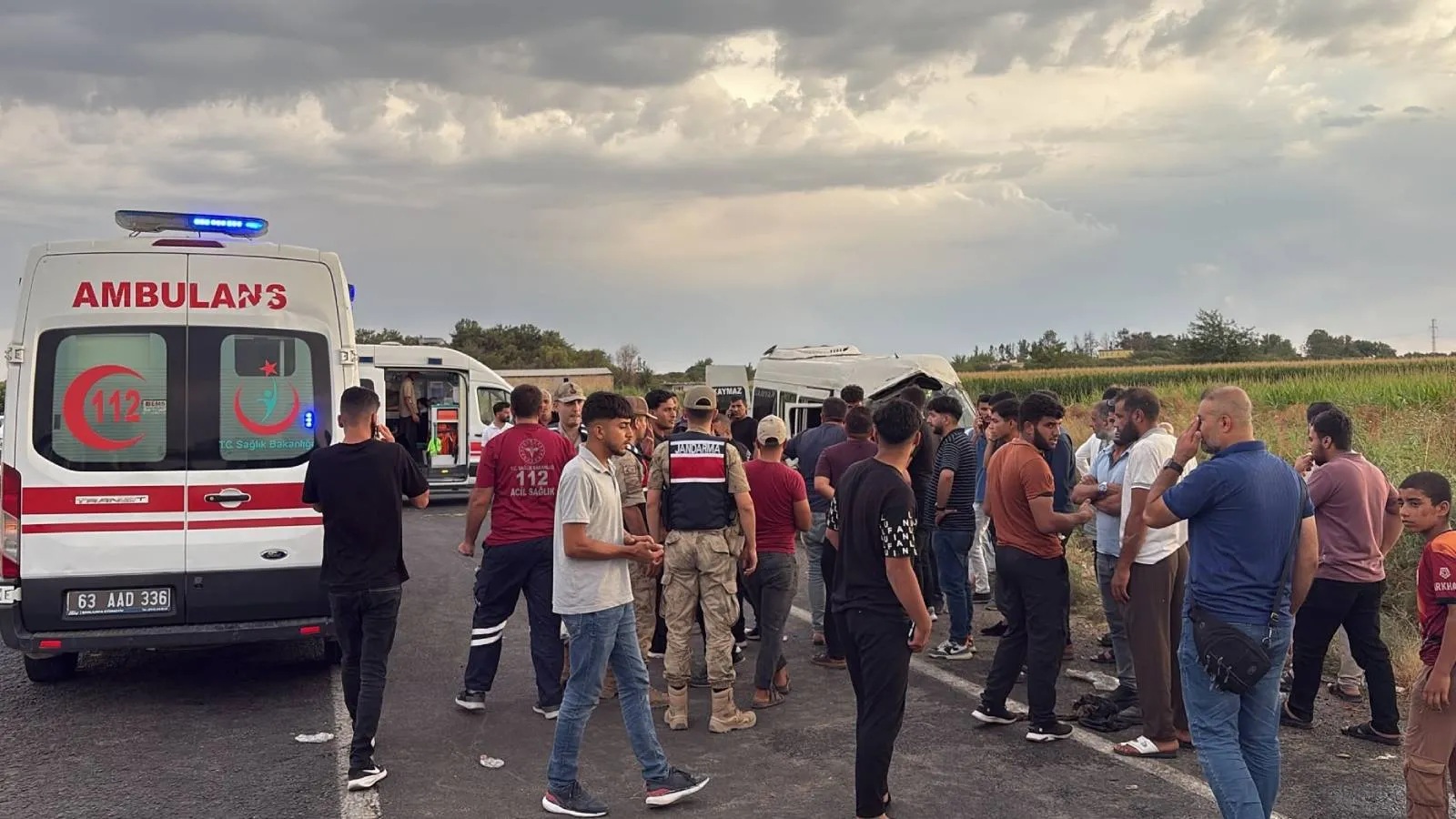 Şanlıurfa’da tarım işçilerini taşıyan minibüs kanala devrildi: 19 yaralı
