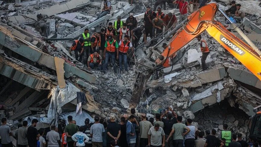 Gazze’de yerinden edilmişlerin sığındığı bina çöktü: 11 ölü, en az 100 kişi enkaz altında