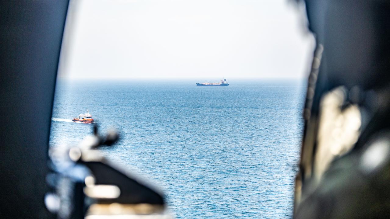 UKMTO: Umman açıklarında Hürmüz Boğazı’ndan geçen bir tanker vuruldu