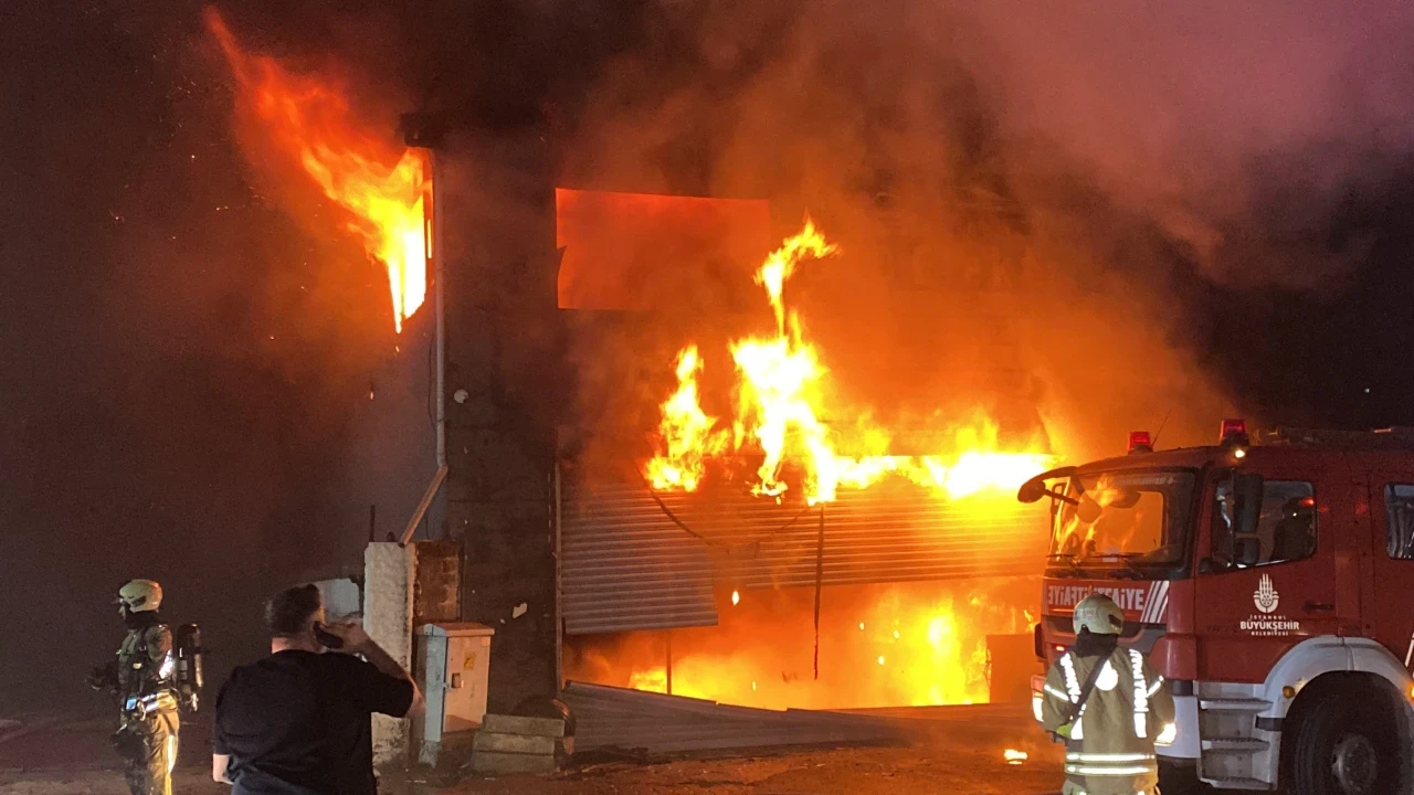 Esenyurt’ta yangın: Lastikçi dükkanında çıktı, 5 iş yerine sıçradı