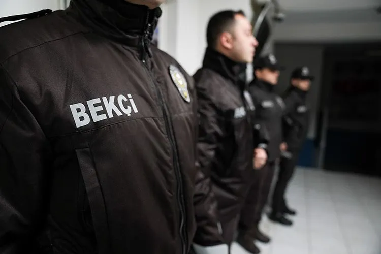 Okul önündeki tartışmada mahalle bekçisi bir veliyi ayağından vurdu