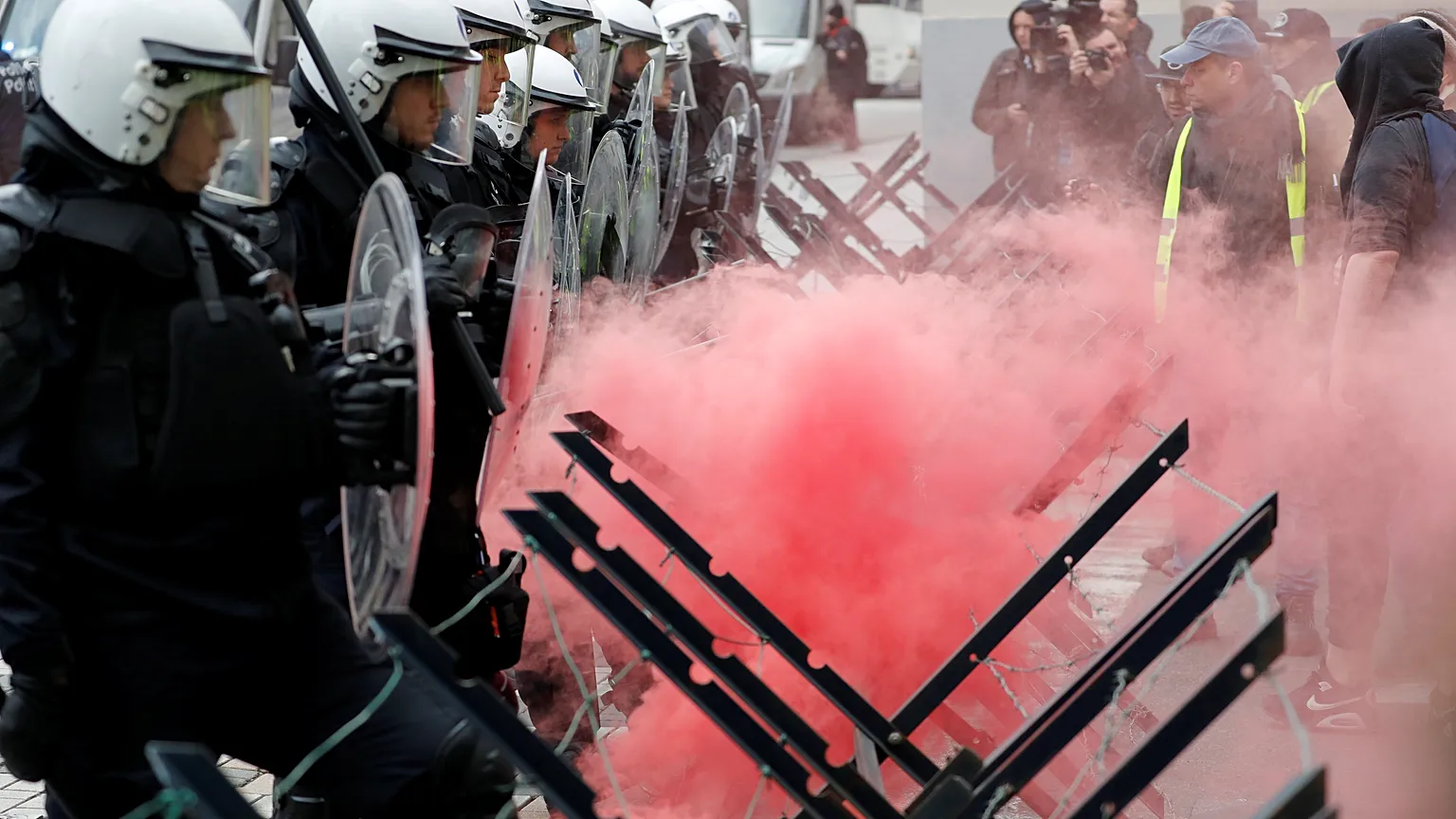 Fransa’da gençlerin ateşi Brüksel’e sıçradı: Polis ve göstericiler arasında çatışma çıktı