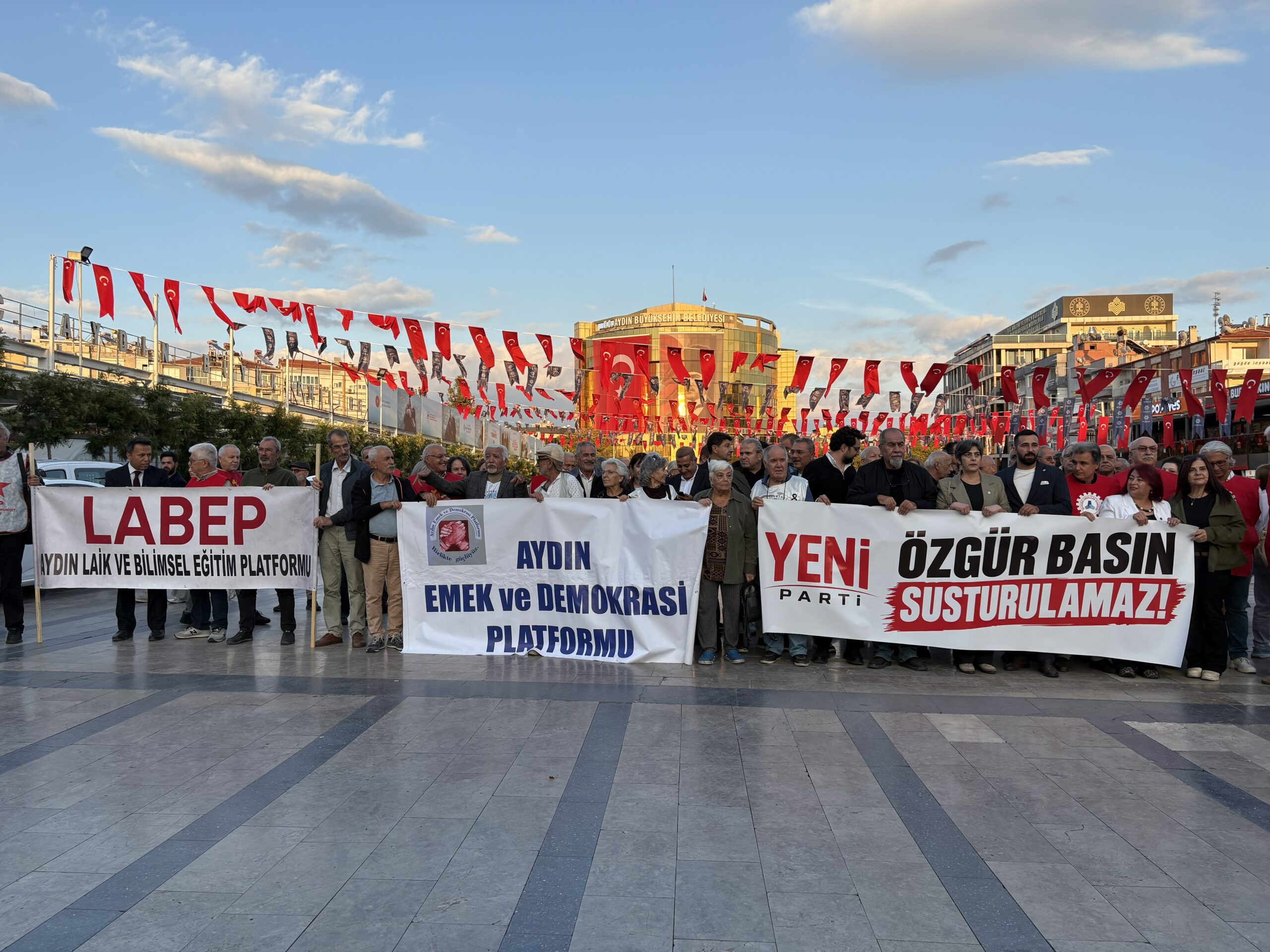 Halk TV’ye kayyım atanması birçok kentte protesto edildi