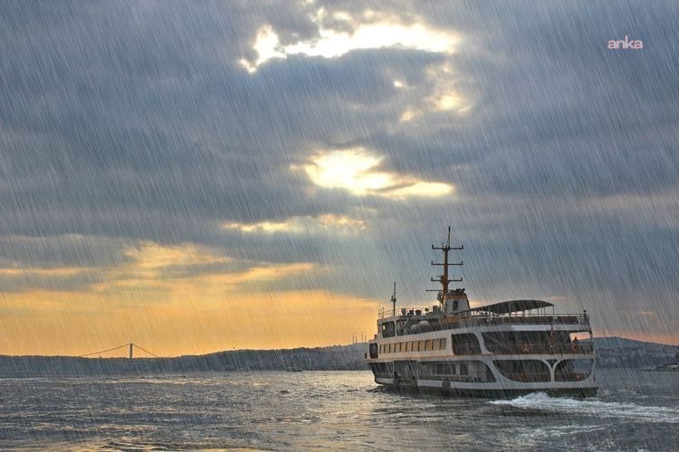 AKOM’dan İstanbul için uyarı: ‘Sıcaklık düşüyor, kuvvetli sağanak geliyor’