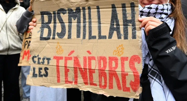 Fransa’da yayılan ‘Bismillah’ pankartının sırrı ortaya çıktı