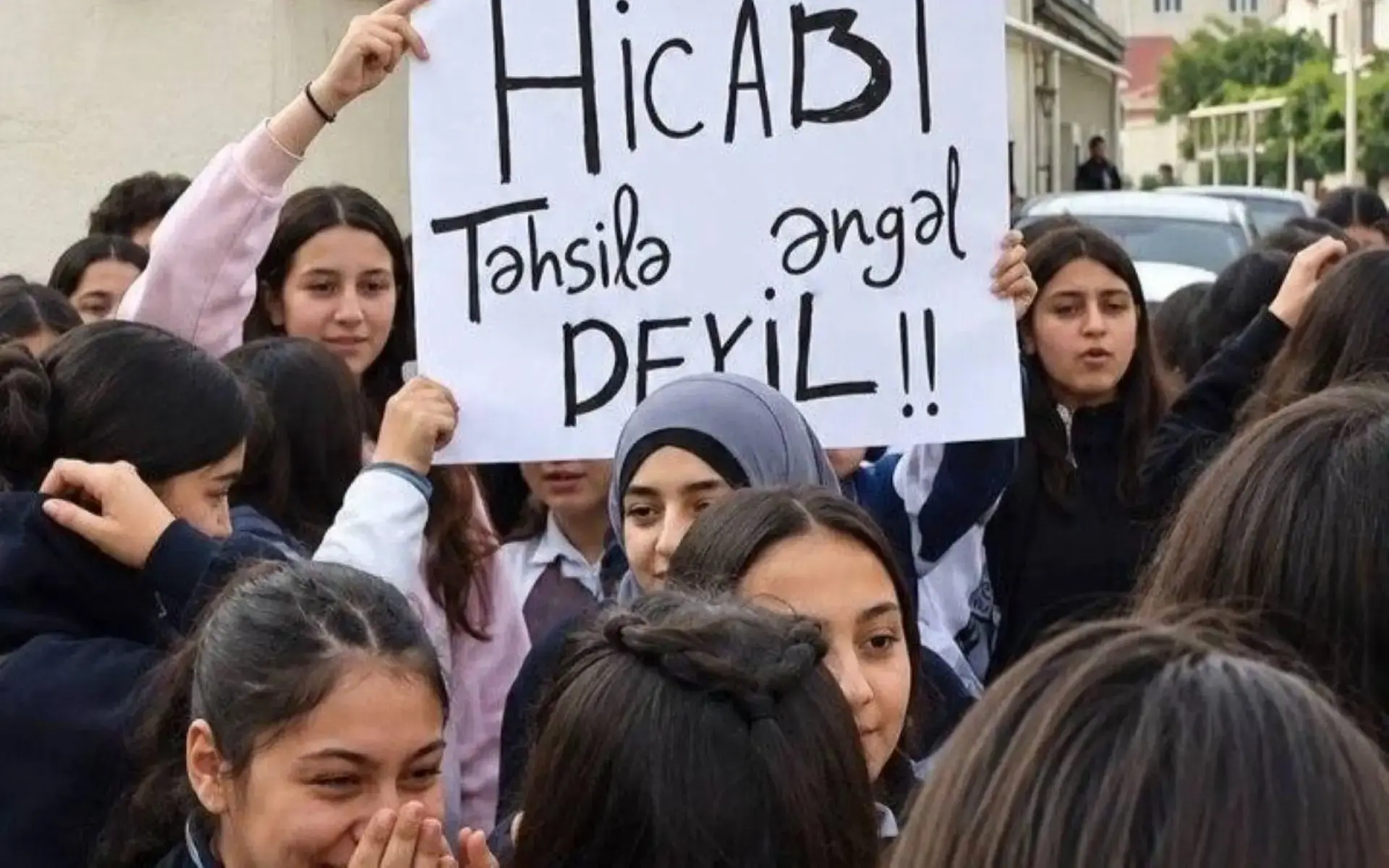 Azerbaycan’da başörtüsü protestolarında 37 kişi tutuklandı