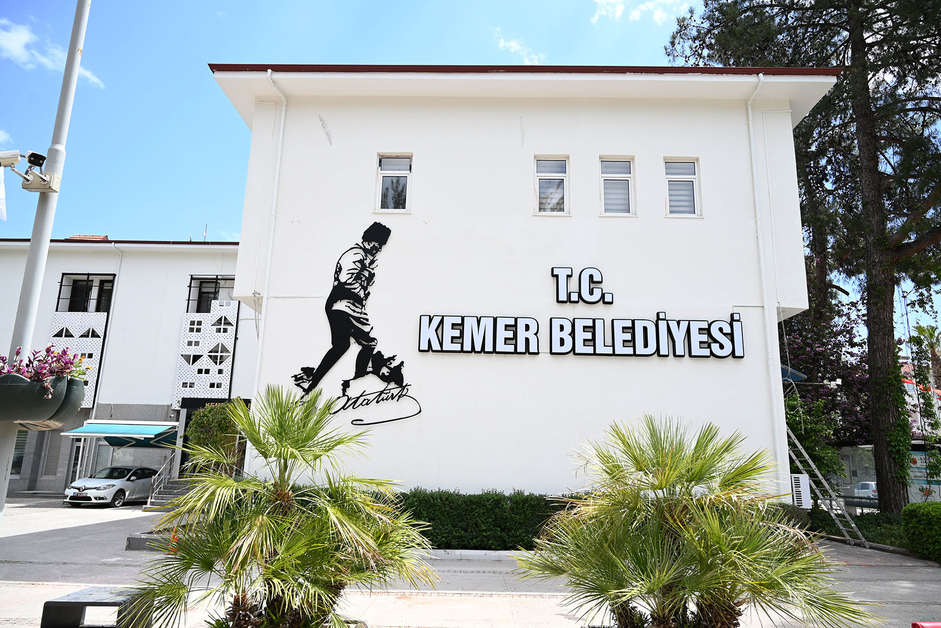 Kemer Belediye Başkanı Topaloğlu ve 8 meclis üyesi CHP’den istifa etti