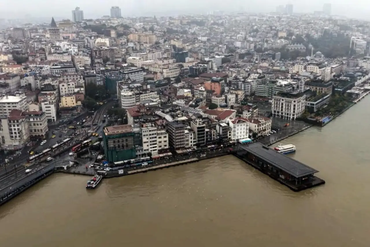 İstanbul’da sağanakla Boğaz’ın rengi kahverengiye döndü