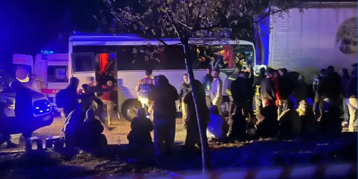 Isparta’da tarım işçilerini taşıyan midibüs ile TIR çarpıştı: 17 işçi yaralandı