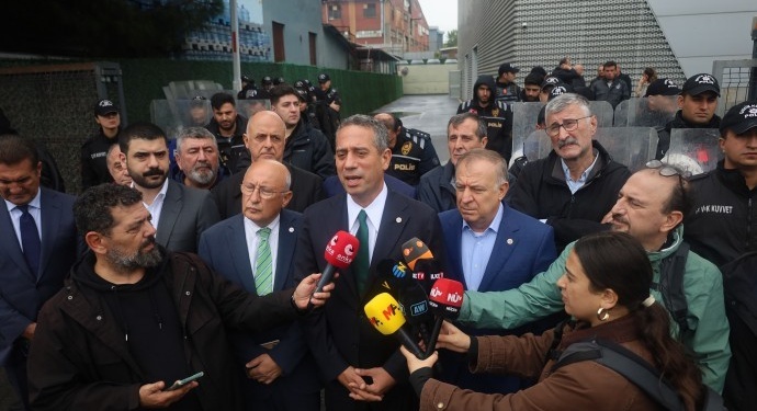 Halk TV önünde dayanışma ziyaretleri: ‘Halkın haber alma hakkına saldırı’