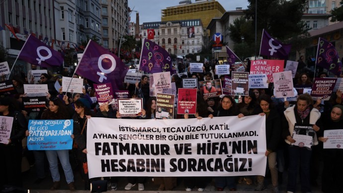 Kadınlar Taksim’de yürüdü: ‘Fatmanur ve Hifa İkra hayatta değil ama Ayhan Şengüler bir gün bile tutuklu kalmadı’