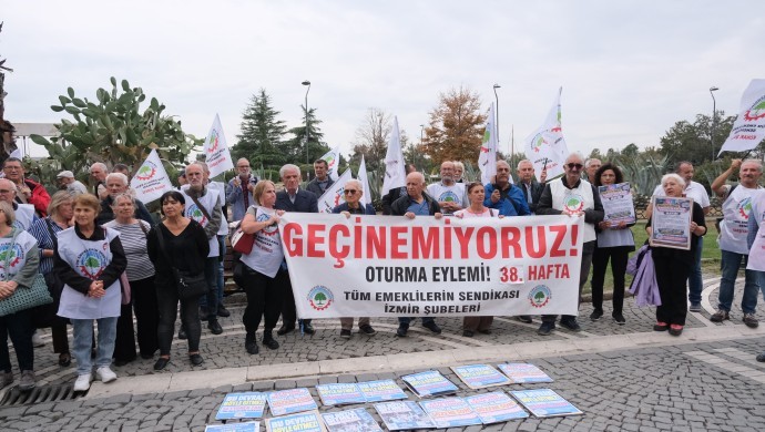 Emekliler 38 haftadır hakları için oturma eyleminde