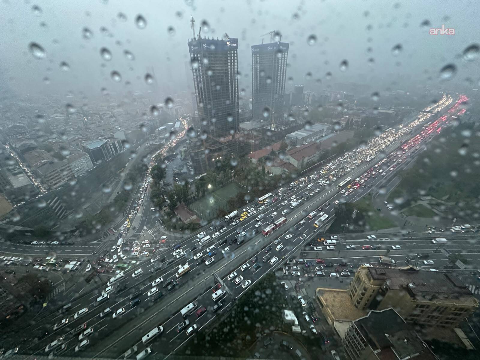 İstanbul’da yağış etkisini sürdürüyor, akşam trafiği yoğunluğu yüzde 89 