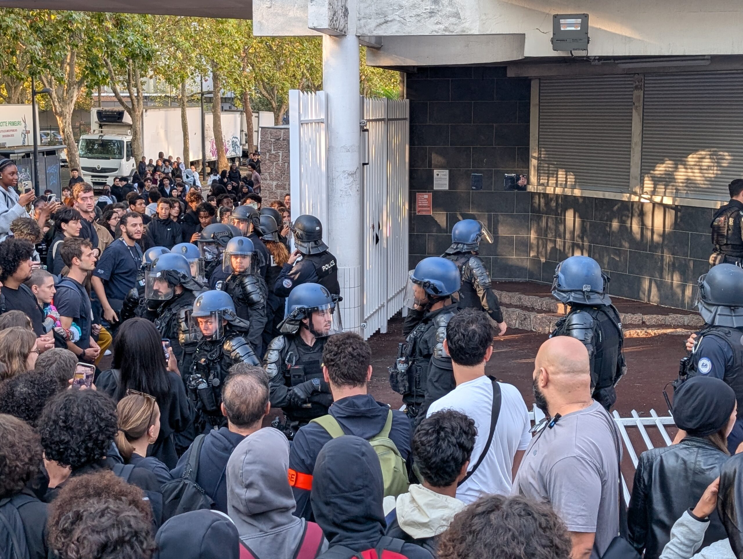 Fransa’da lise protestoları büyüyor: Yüzlerce eylemci gözaltına alındı