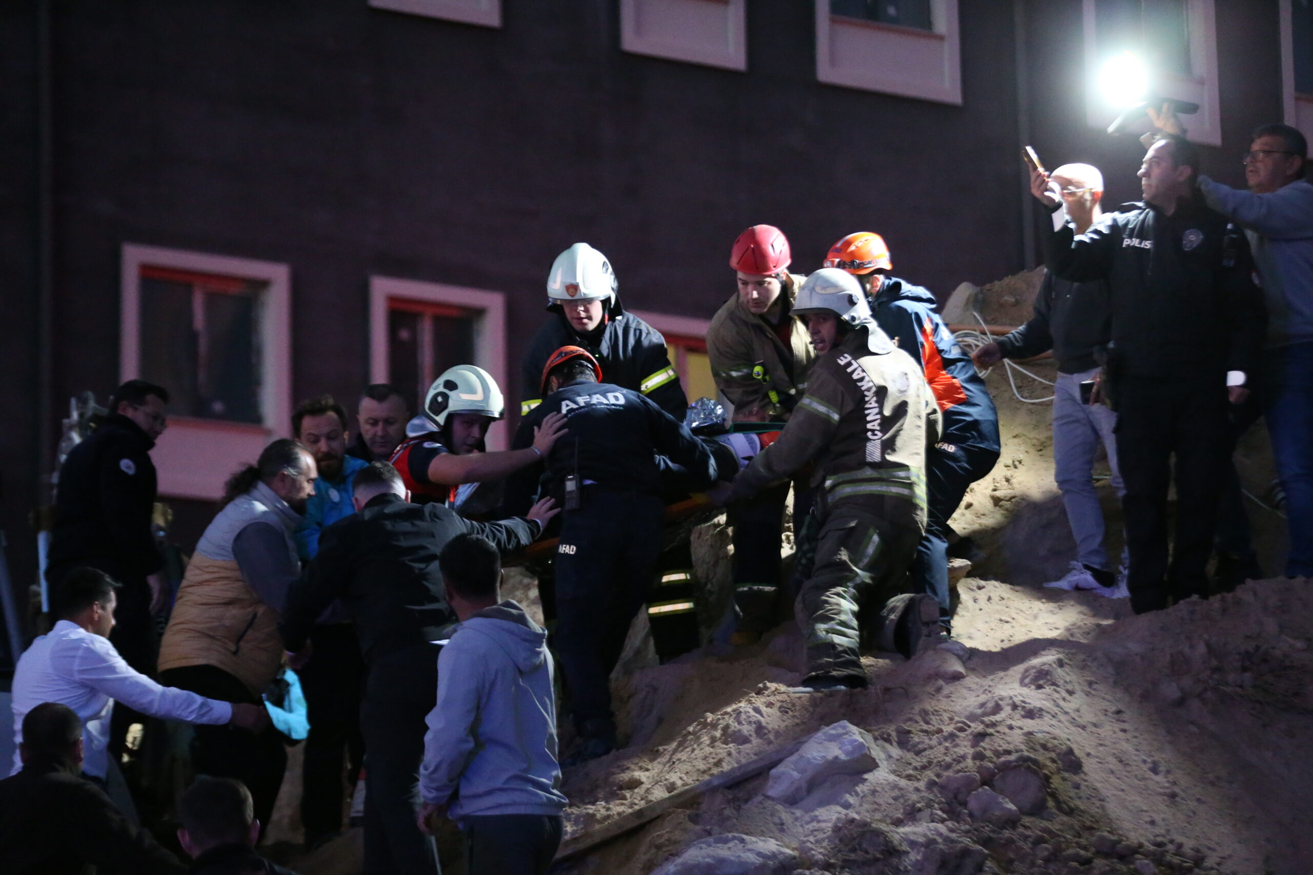 Çanakkale’de üniversite kampüsünde toprak kayması: 2 işçi yaralandı