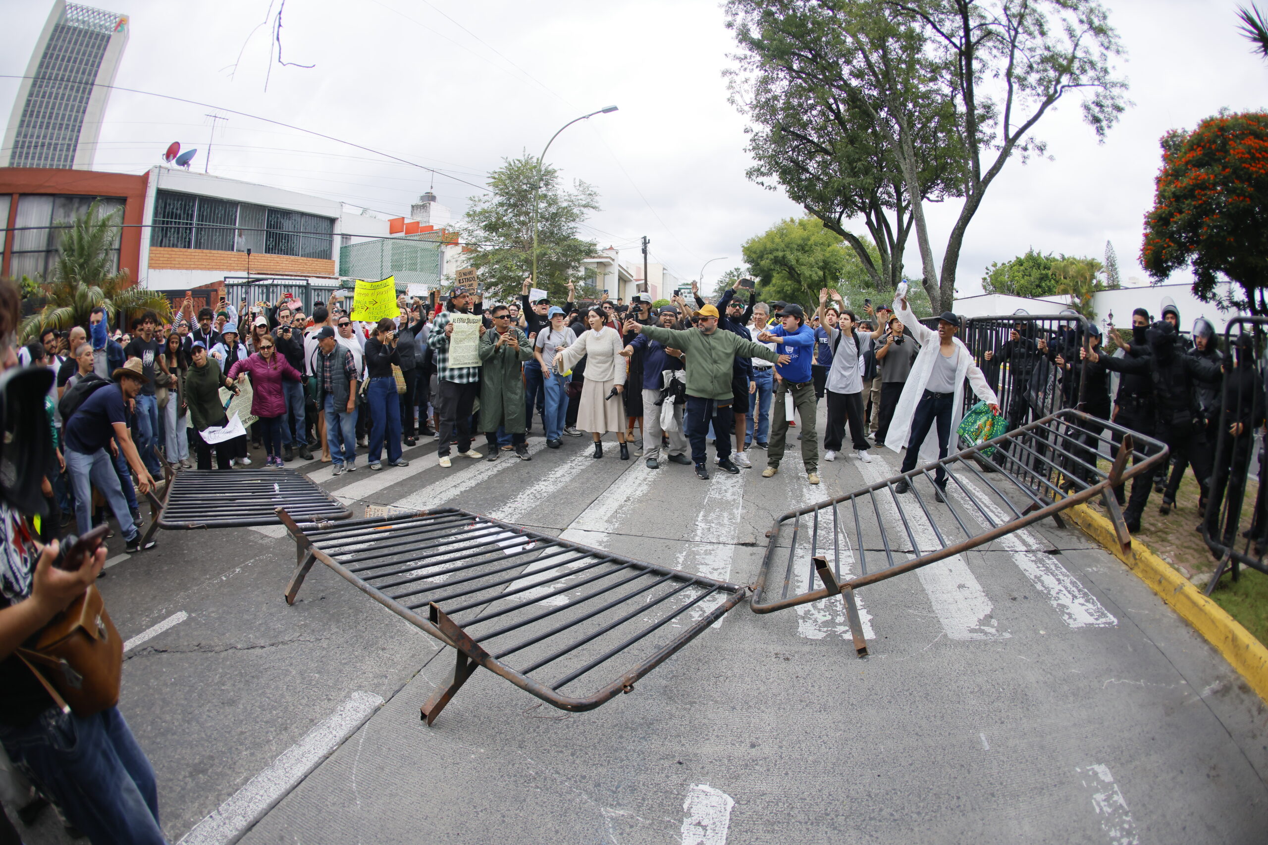 Meksika’da ‘kirli su’ binlerce kişiyi sokağa döktü