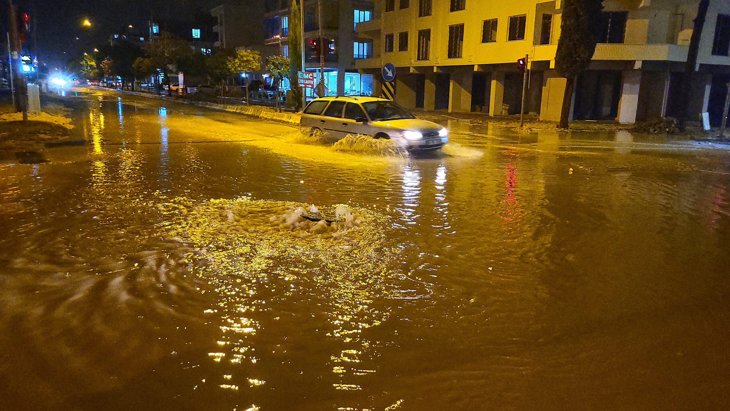 Elazığ ve Adıyaman’da sağanak etkili oldu: Bazı ev ve iş yerlerini su bastı
