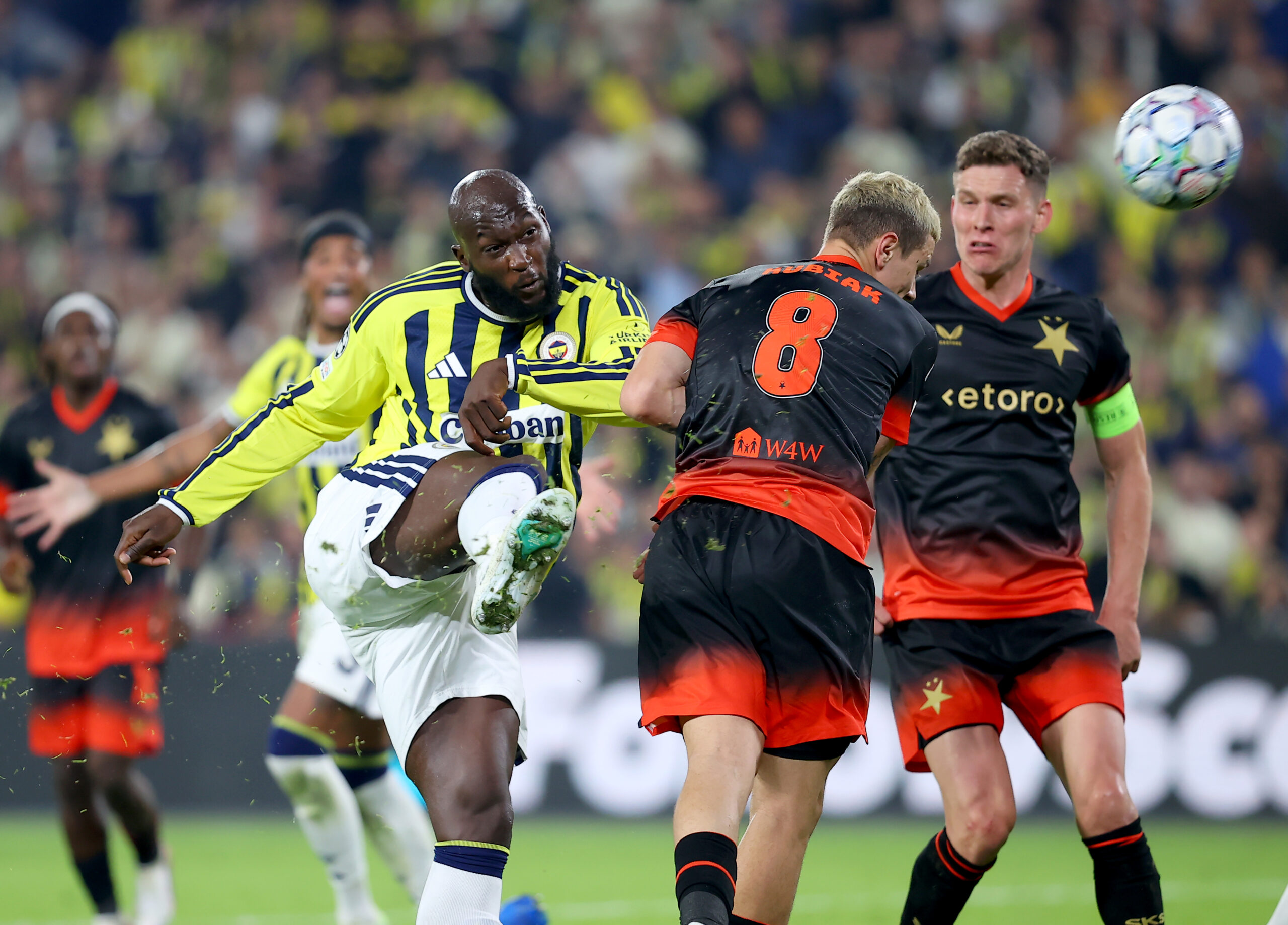 Fenerbahçe, galibiyeti son dakikada kaçırdı
