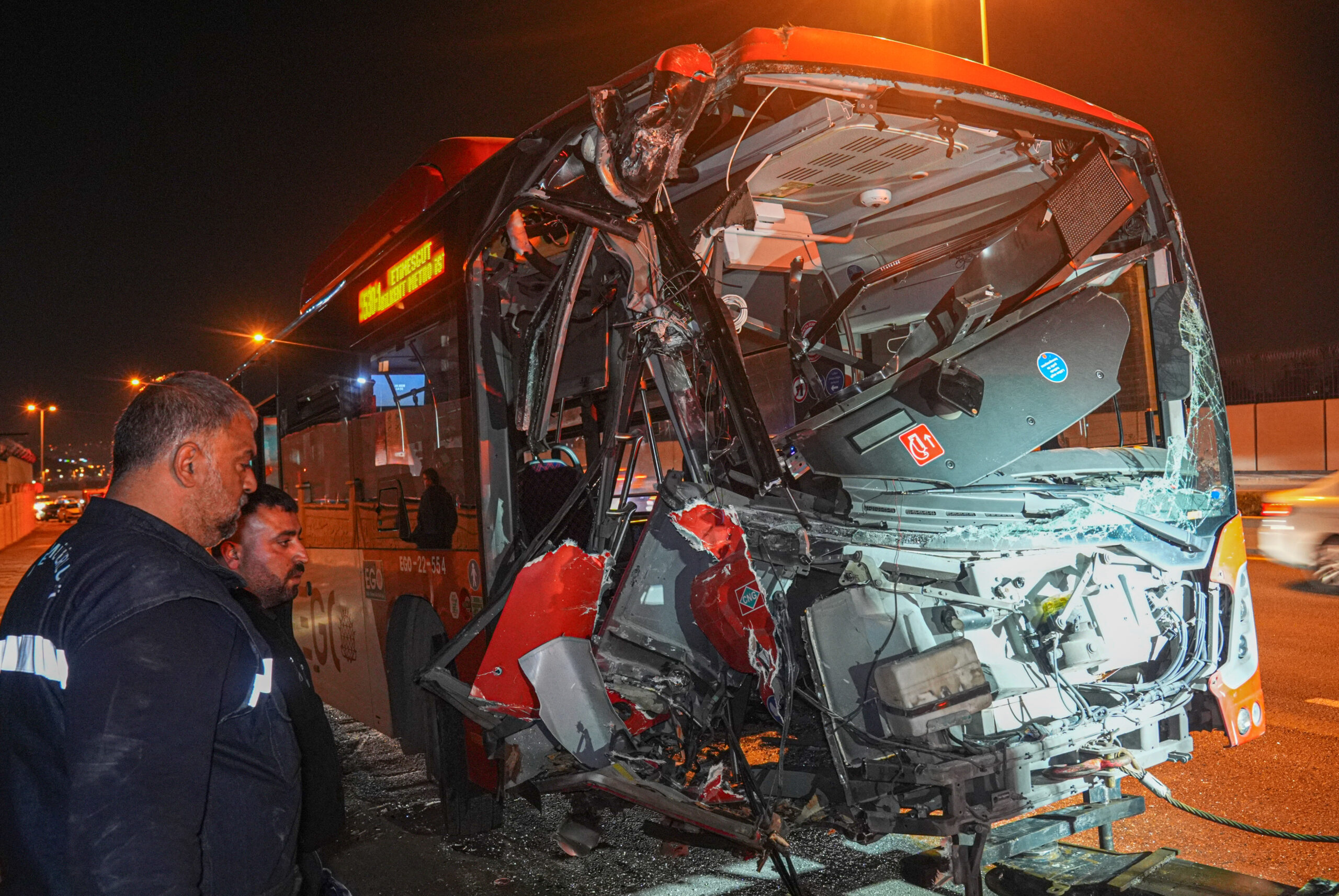 Ankara’da belediye otobüsü yaya üst geçidinin ayağına çarptı: 24 yaralı