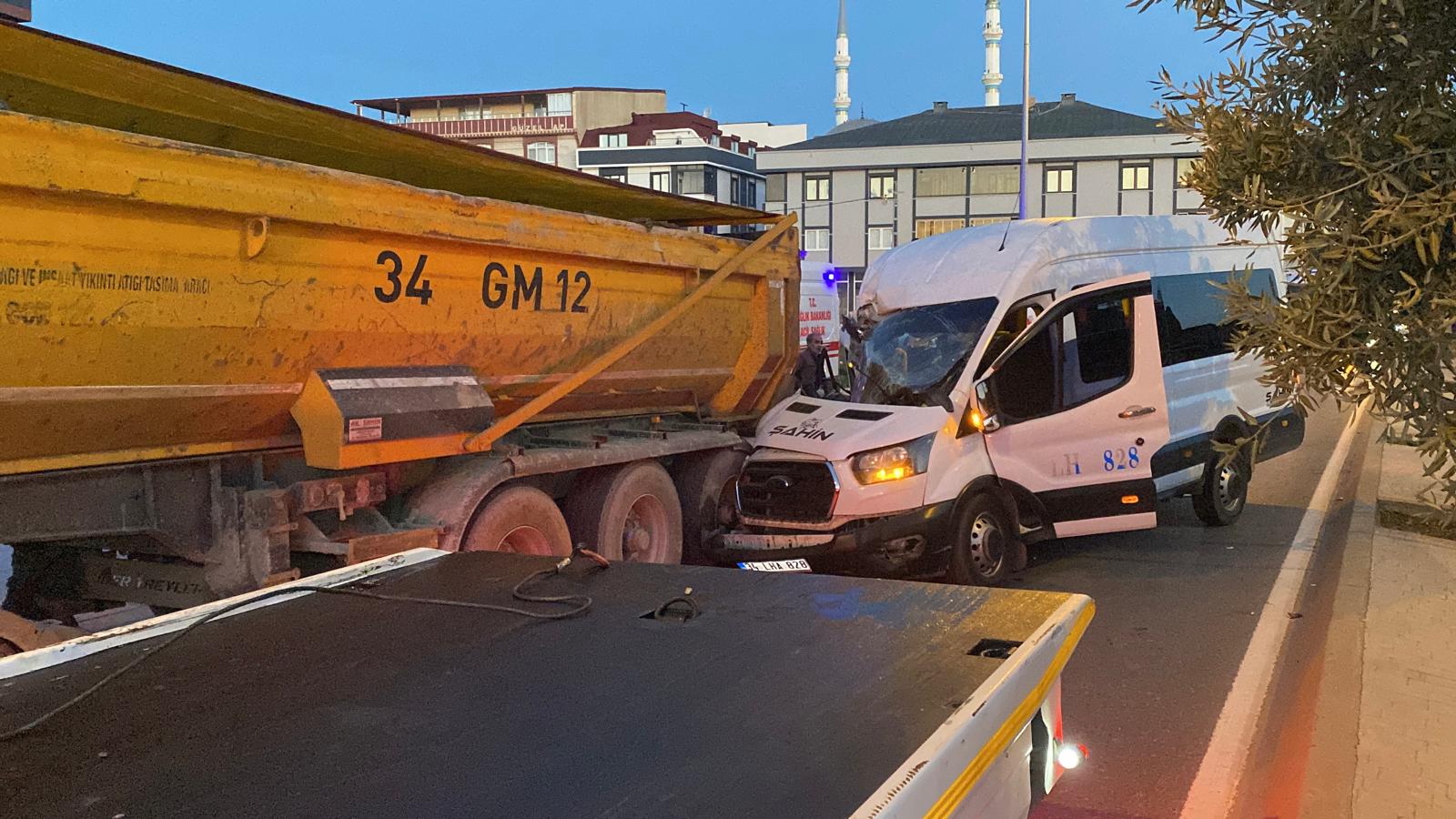 Arnavutköy’de servis minibüsü park halindeki kamyona çarptı: 9 yaralı