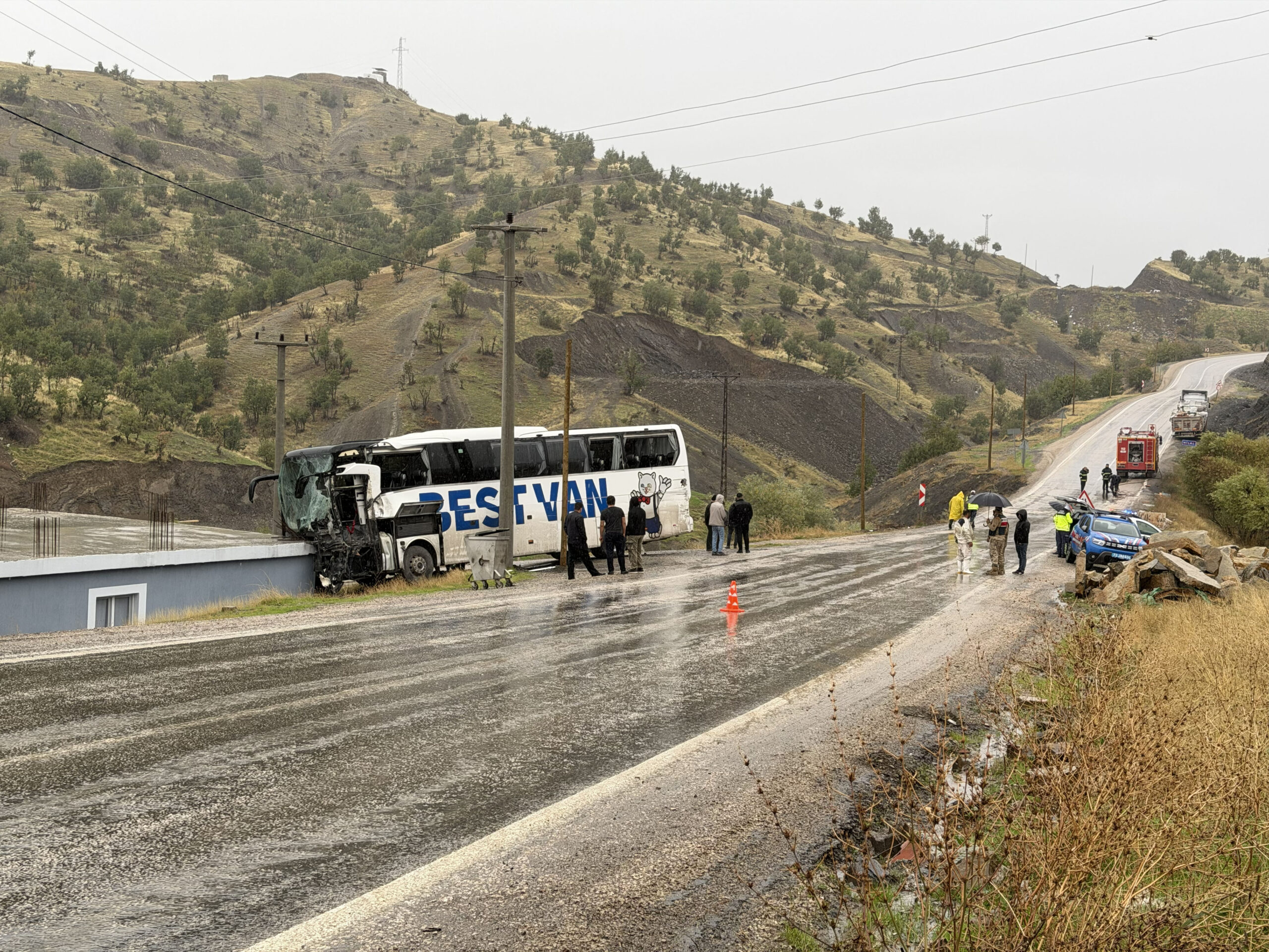 Şırnak’ta yolcu otobüsü ile TIR çarpıştı: 1 kişi hayatını kaybetti, 14 yaralı