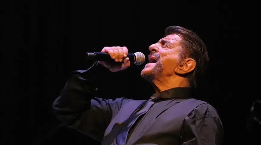 Şarkıcı Alpay hayatını kaybetti