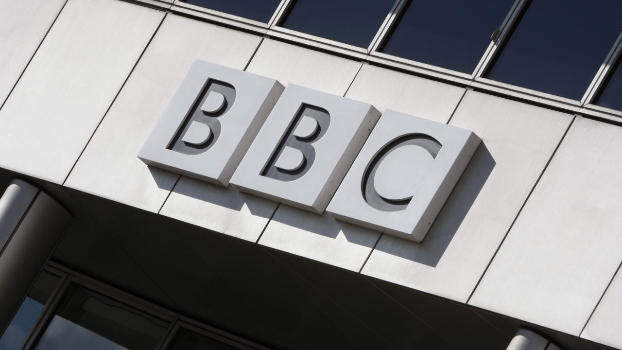 BBC’den tasarruf kararı: İki kanal ve bir radyo kapatılıyor, yüzlerce kişi işten çıkarılacak