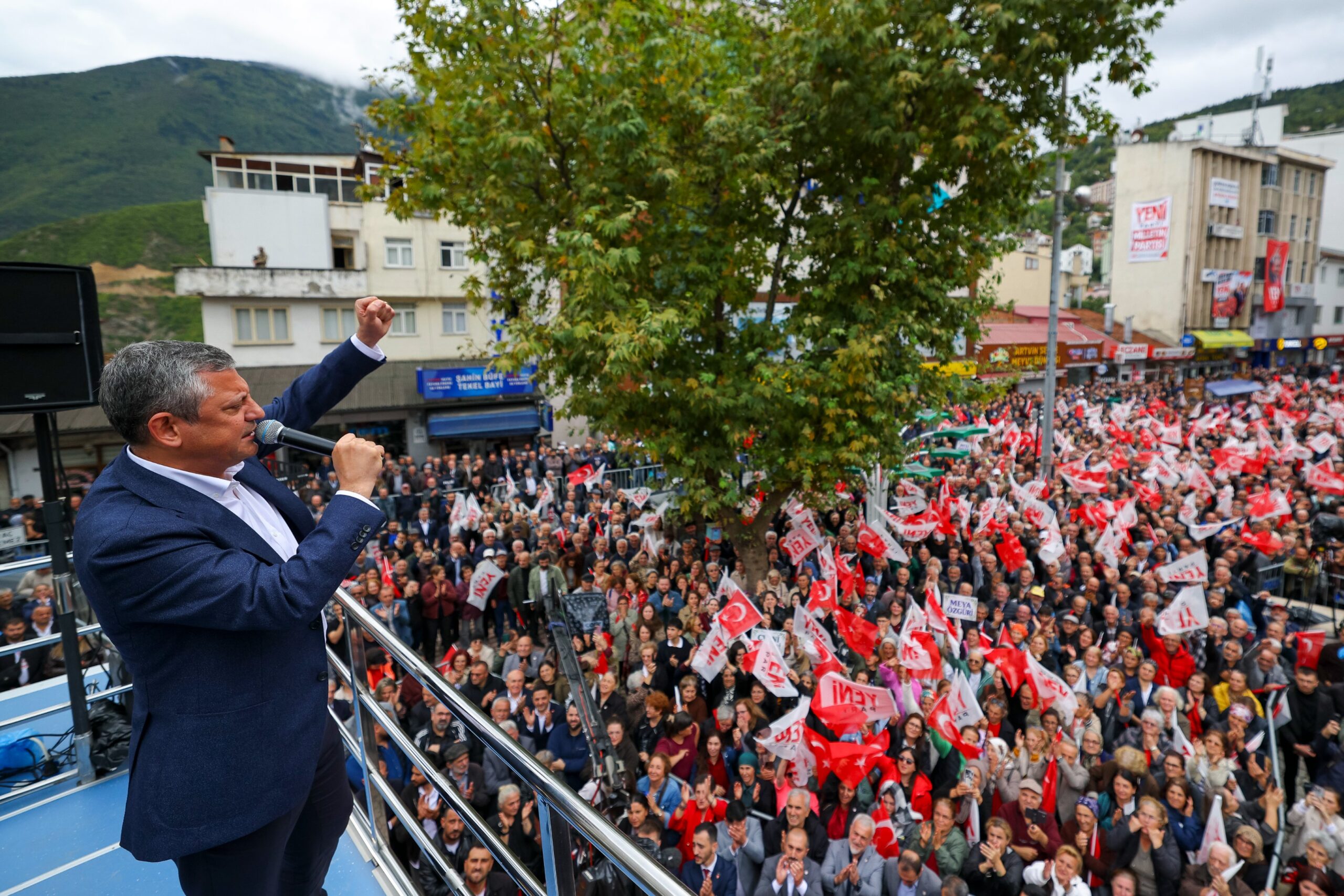 Özgür Özel Artvin’de: ‘Depremde ortaya çıkan yıkım kadarını borsada çaldılar’