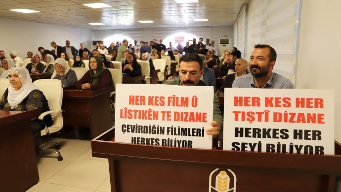 Kızıltepe Belediyesi’nde protesto: DEM Partili meclis üyeleri Zeyni İpek’i istifaya çağırdı