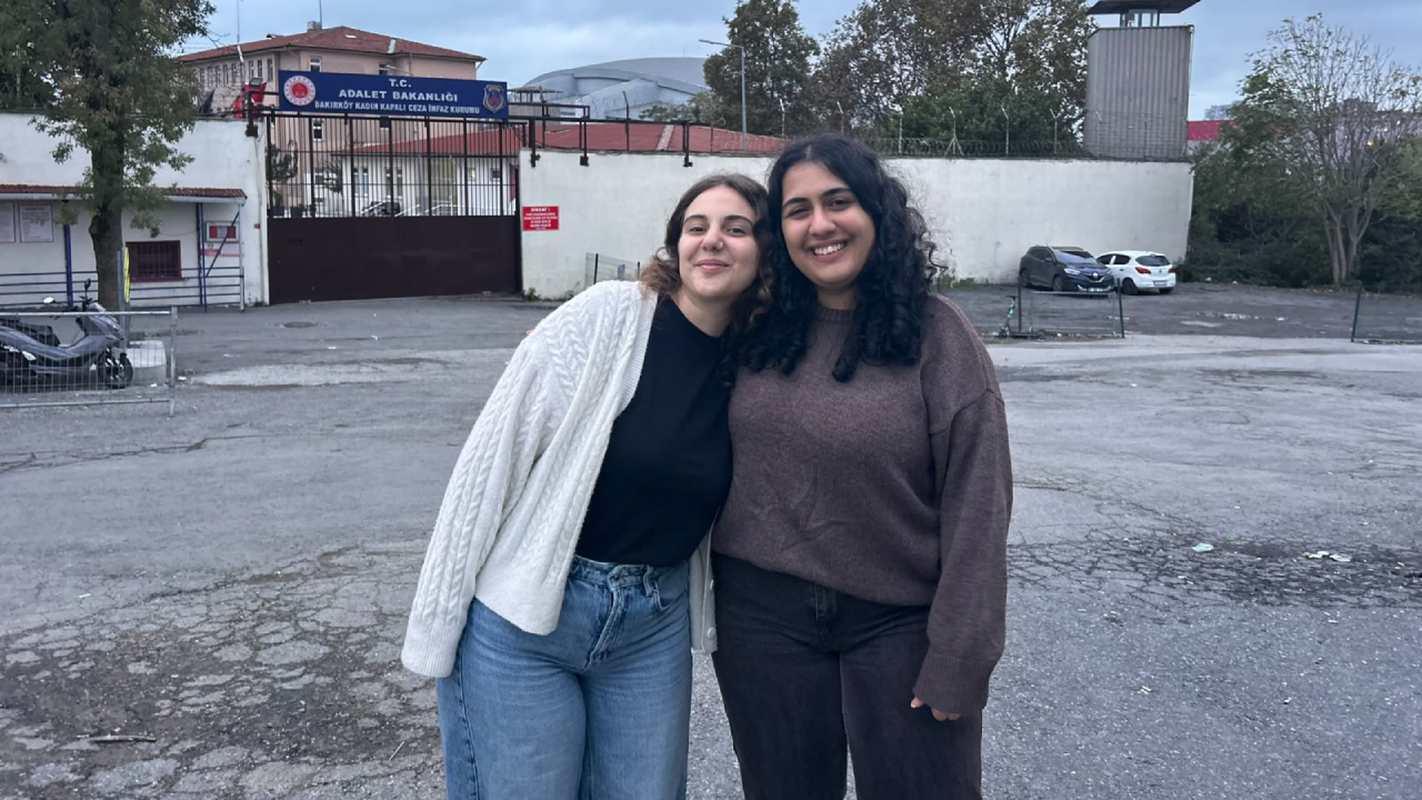 ‘Yusuf Tekin istifa’ pankartı nedeniyle tutuklanan iki öğrenci tahliye edildi