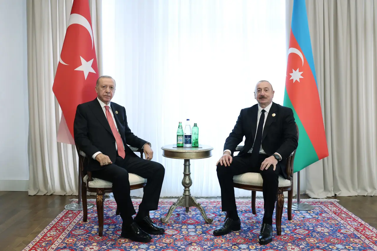 Azerbaycan’dan Saral ve AK Parti milletvekillerine başörtüsü tepkisi