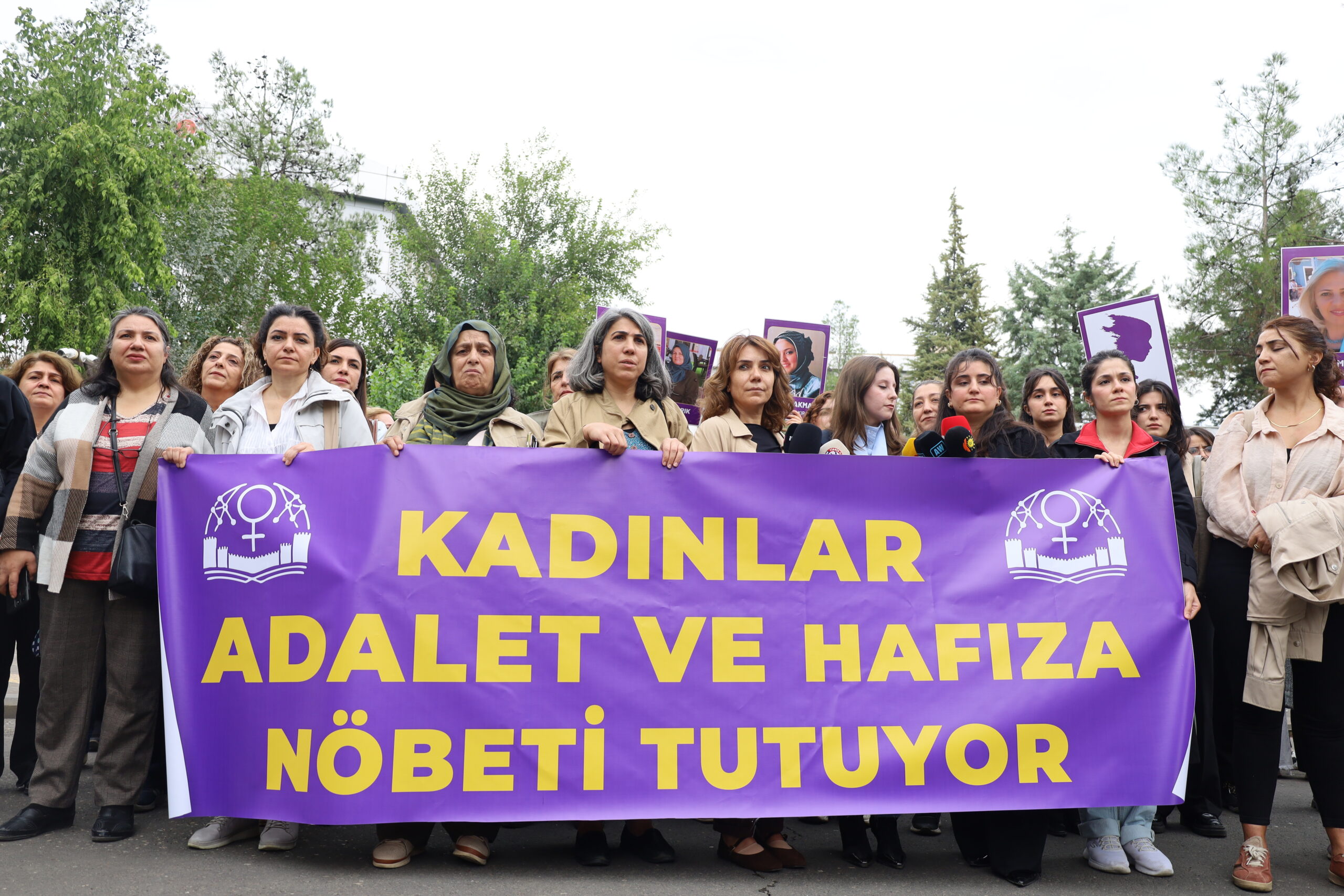 ‘Kadın Adalet ve Hafıza Nöbeti’ başladı: Katledilen kadınların hikayeleri okundu