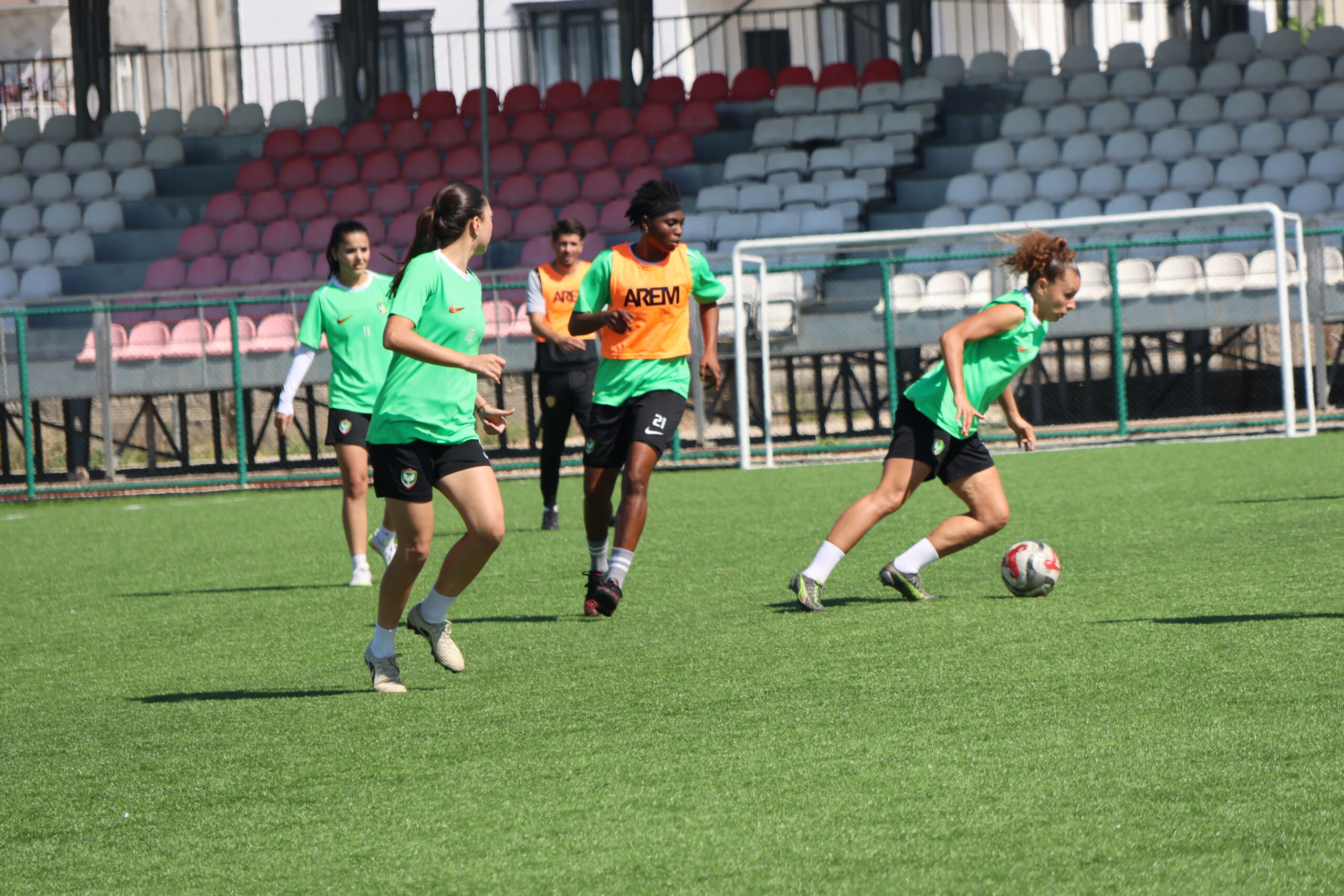 Amedspor kadın futbolcularından taraftara çağrı: ‘Tribünleri doldurun’