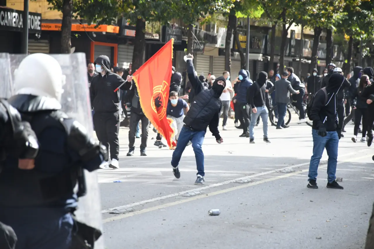 Arnavutluk’ta öğrenciler sokakta: Rama’nın istifası isteniyor