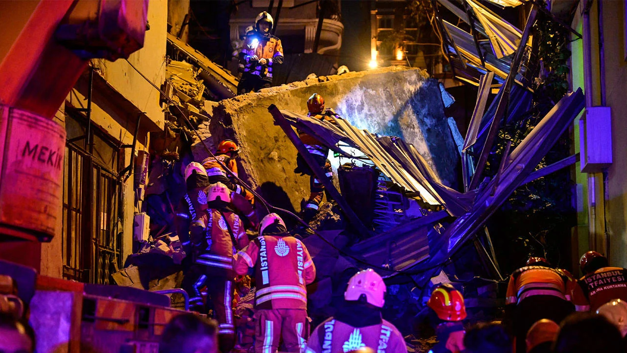 Beyoğlu’nda 5 katlı metruk bina çöktü