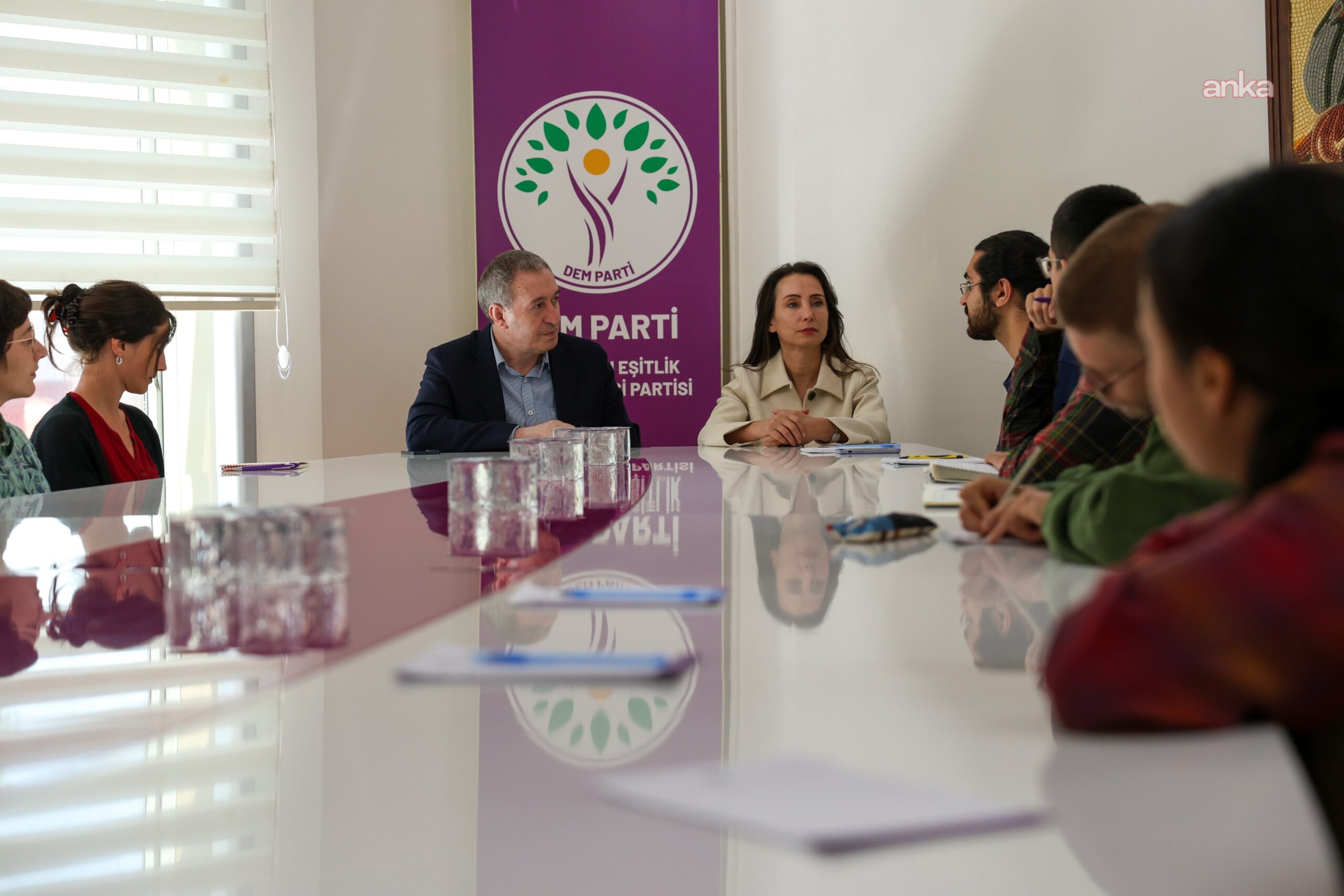 DEM Parti Eş Genel Başkanları Enternasyonal Gençlik Hareketi ile görüştü