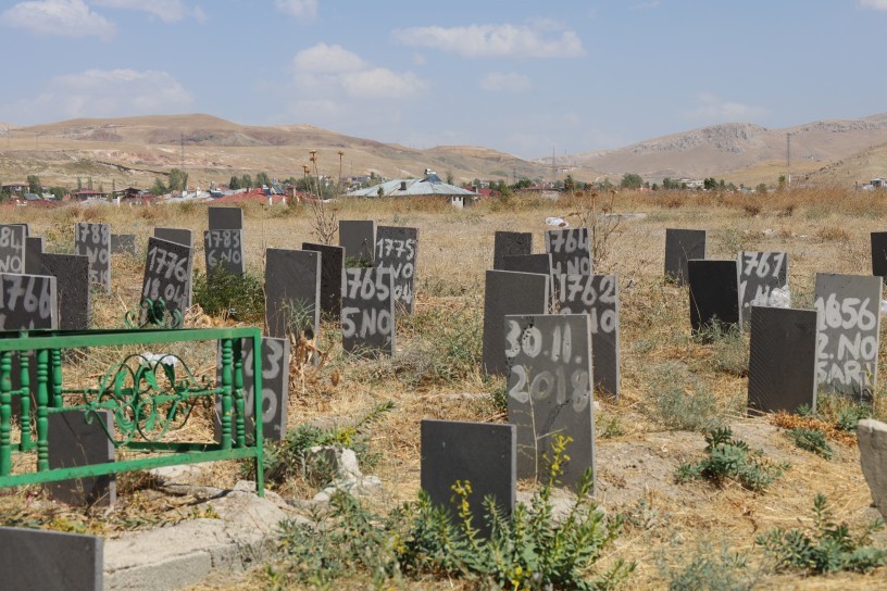 Sokağa çıkma yasakları döneminde defnedilmişti: Van’da Kimsesizler Mezarlığı’ndaki 14 cenaze için teşhis ve DNA çağrısı