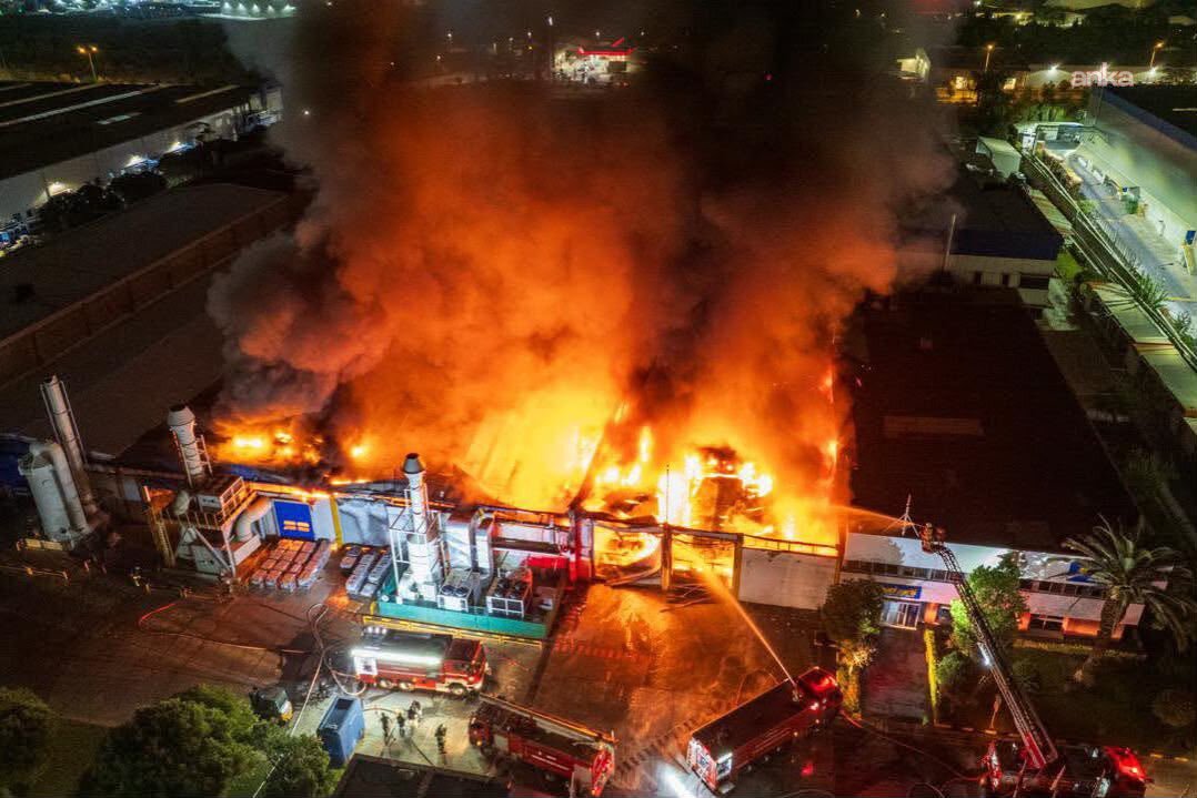 Manisa OSB’de fabrikada yangın çıktı